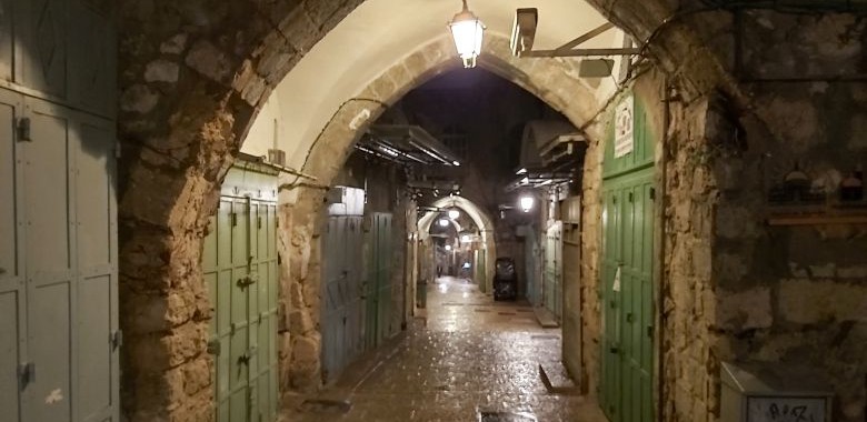 תקועים בעבר